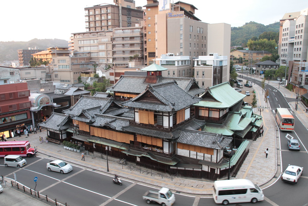 日本最古の温泉として知られる道後温泉の外観