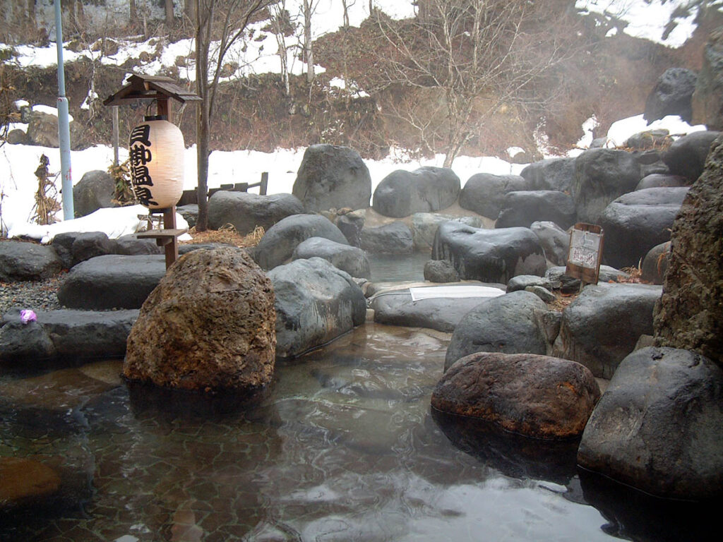 雪景色を楽しみながら貝掛温泉を堪能