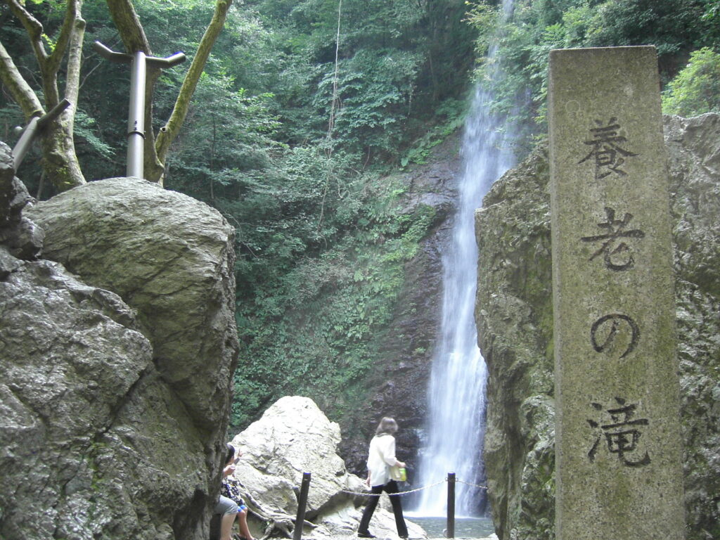 岐阜県にある夏の養老の滝