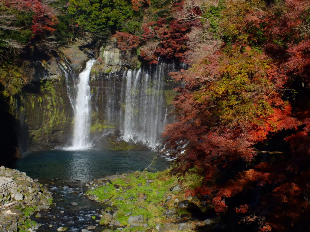 富士山の湧水が美しい滝となって流れ落ちる絶景スポット、白糸の滝