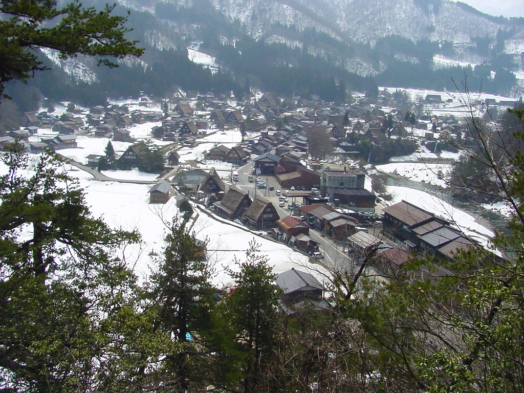 雪化粧をした白川郷の様子