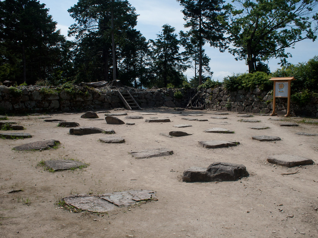 琵琶湖周辺の歴史的な安土城跡