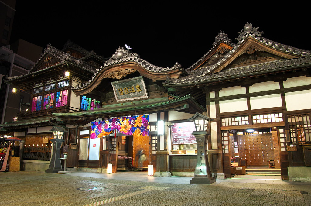 11月の愛媛観光で行きたい夜も美しい道後温泉本館