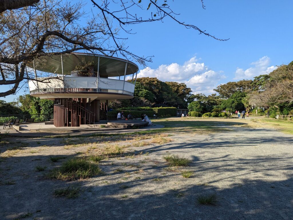 冬の澄んだ空気の中で絶景を楽しむことができる披露山公園