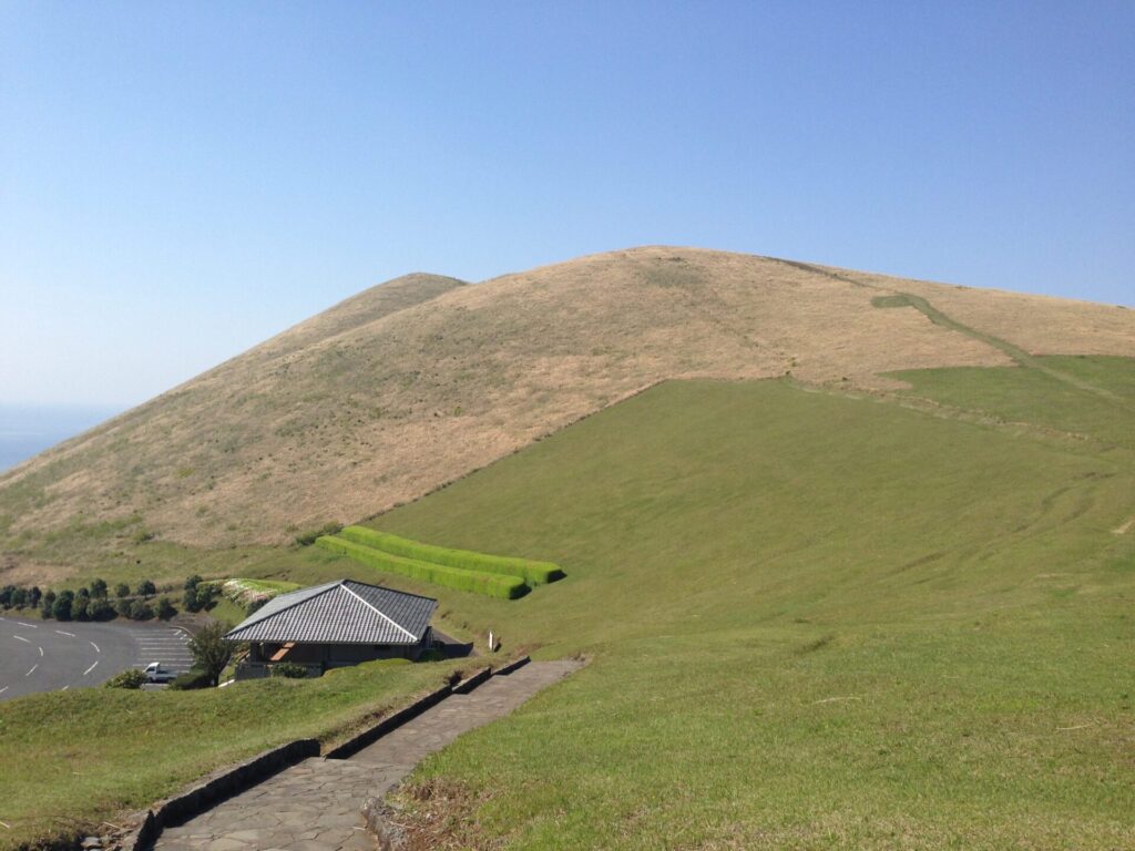 標高315mの丸みを帯びた山