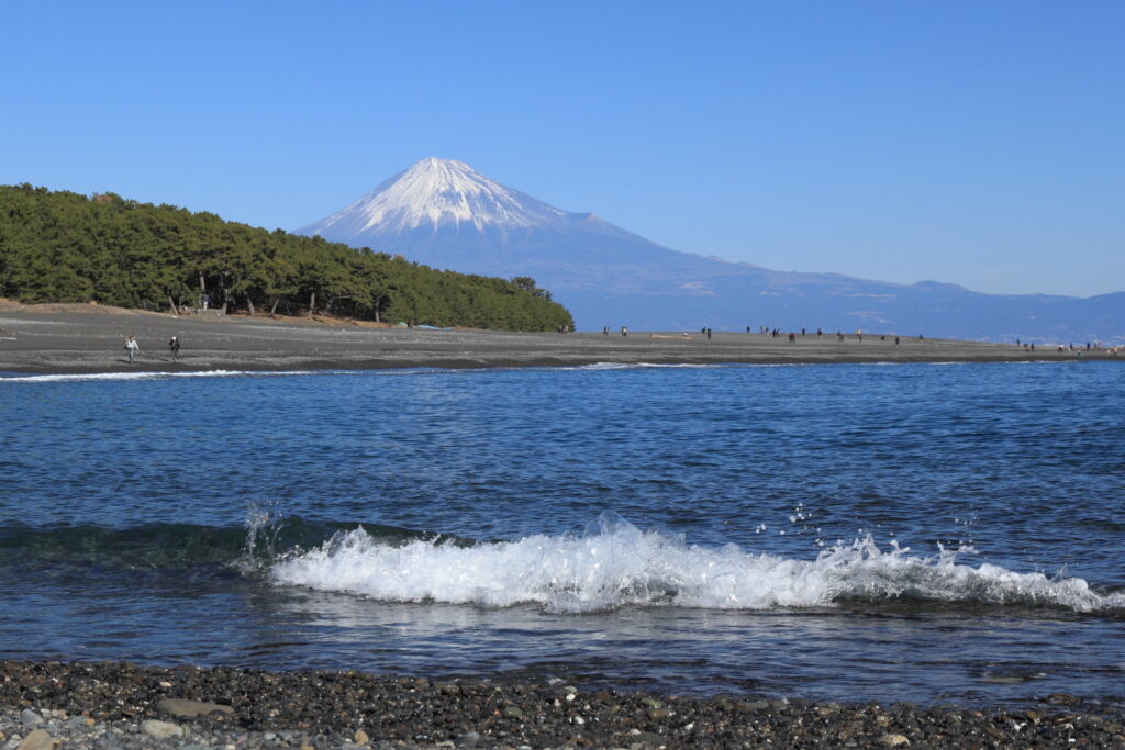 富士山を背景にした美しい松林と海岸線が特徴の絶景スポット三保の松原　静岡