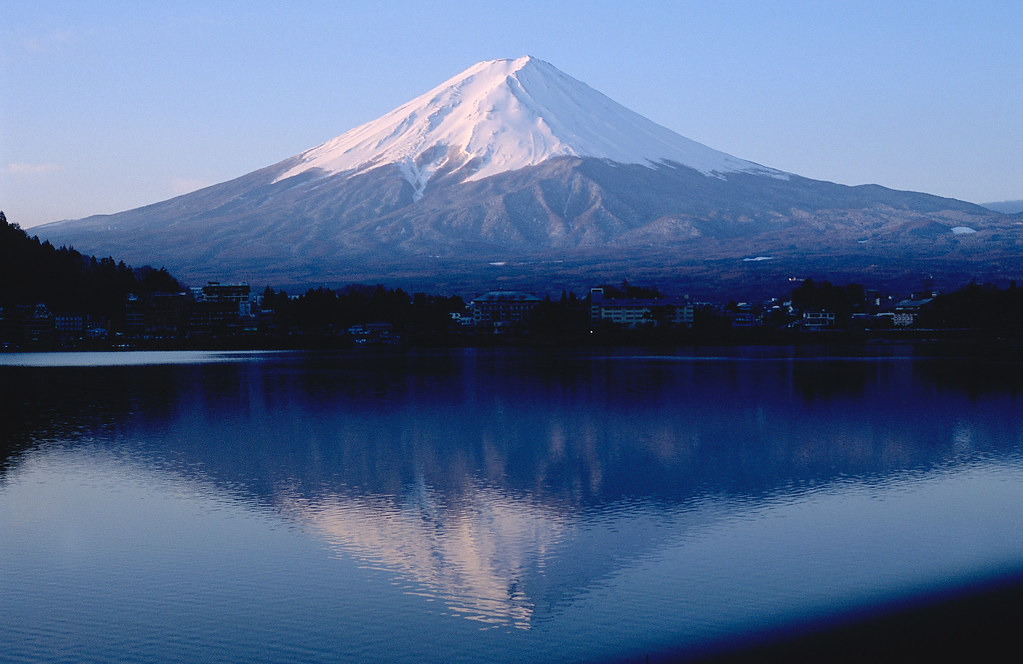 河口湖に映る逆富士　山梨の絶景スポット