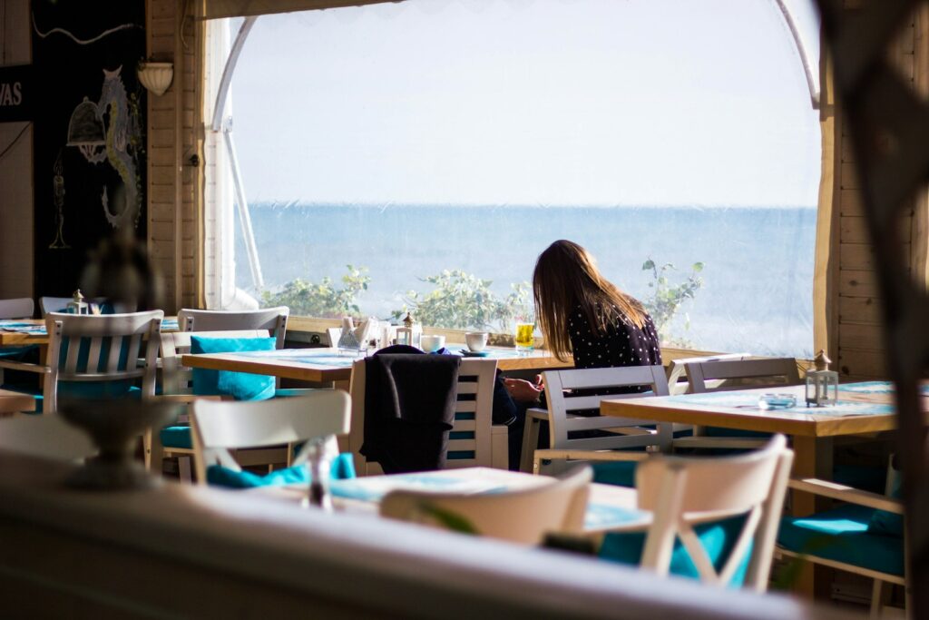 海辺のカフェに居る女性