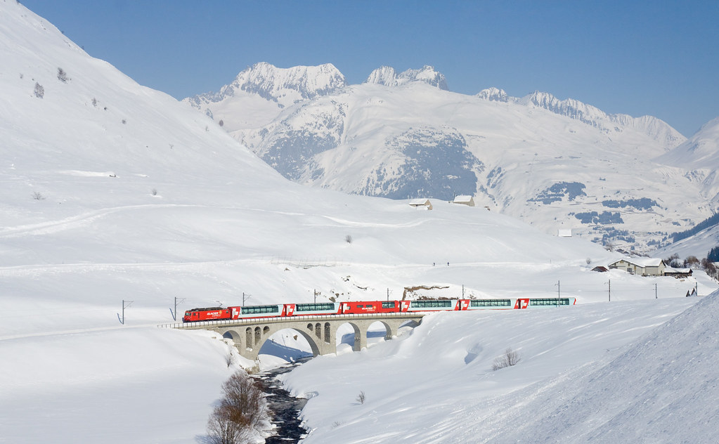 スイスの冬の絶景を楽しむには最適な観光列車