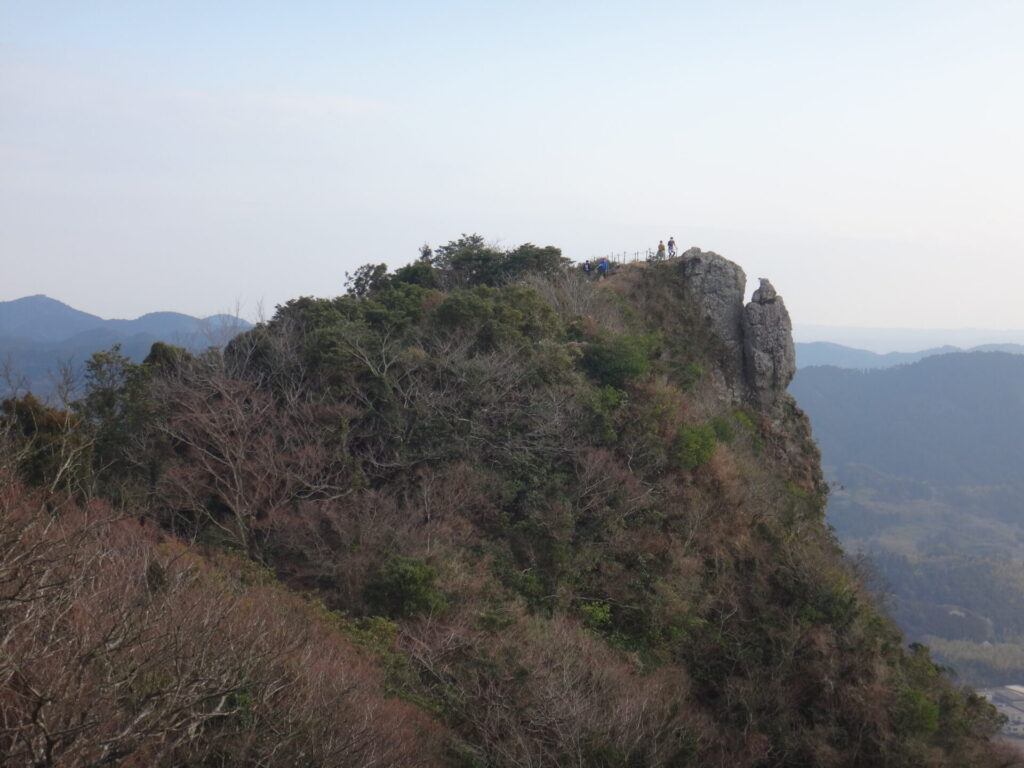 山頂はとてもスリリングな気分が味わえる伊予ヶ岳