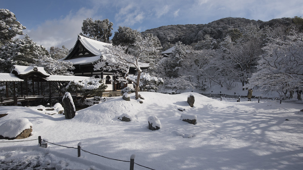 雪景色に包まれた寺院は、まるで別世界のような美しさ