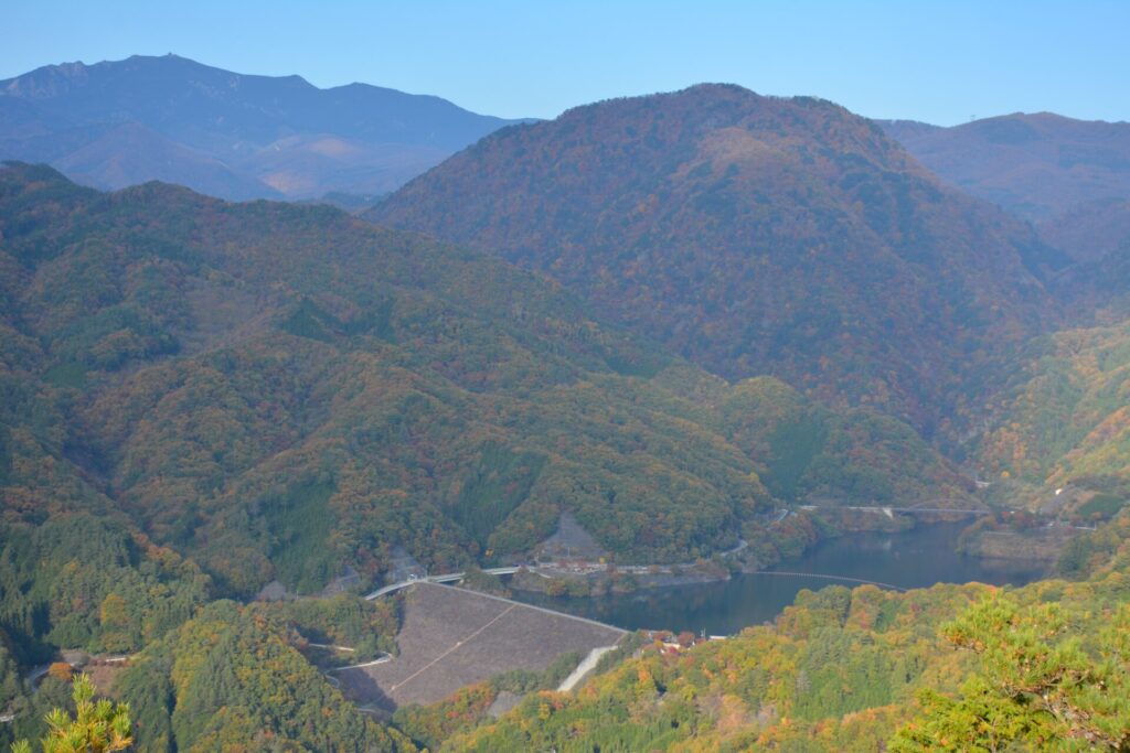 紅葉が美しい11月の荒川ダム