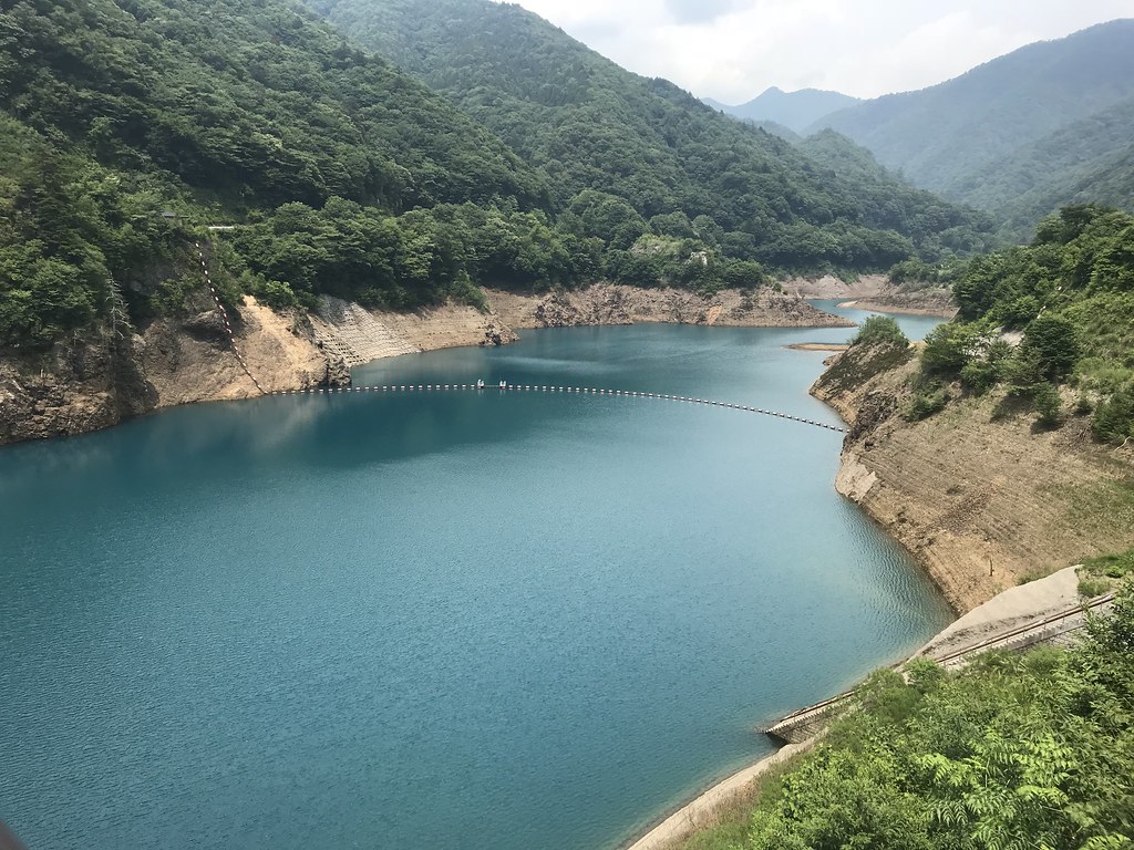 湖面が美しい四万ブルーの奥四万湖の景観、群馬観光