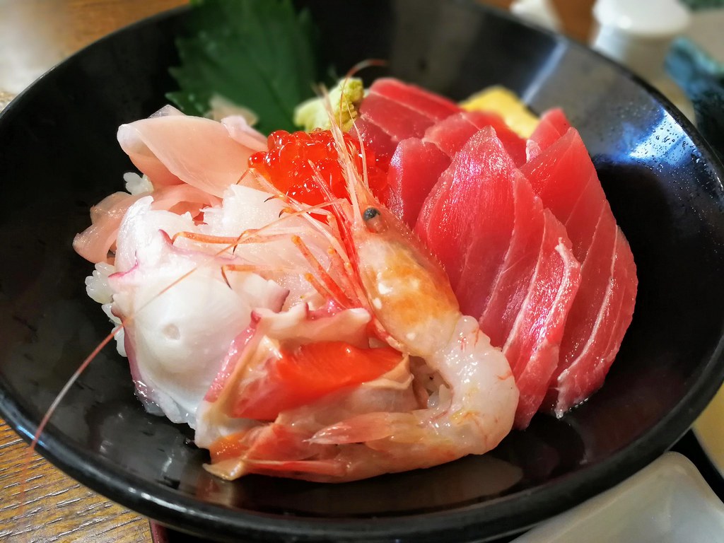 沖縄で食べるおいしい海鮮丼のイメージ