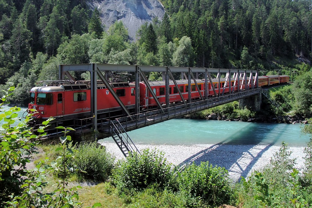 レーティッシュ鉄道を走る列車　スイス