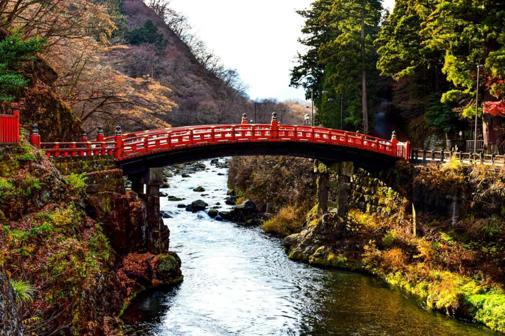 有名な観光スポット、日光の神橋と紅葉