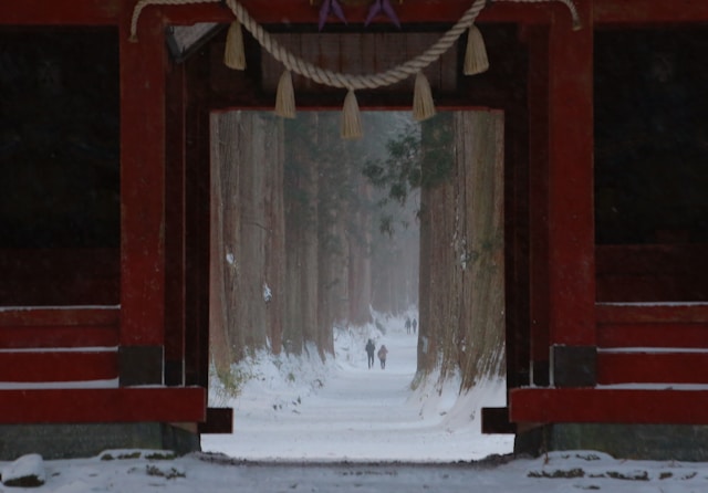 長野の戸隠神社奥社(本殿)瑞石門の奥の雪道を歩く人々