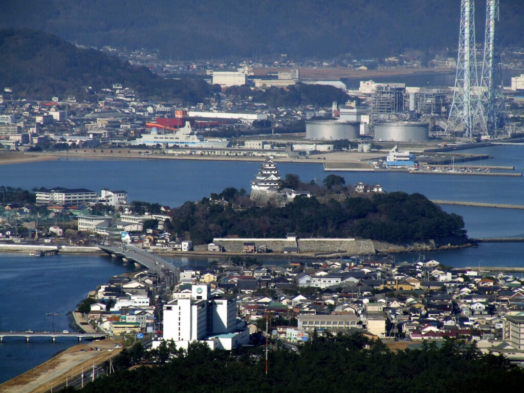 鏡山から佐賀の唐津城を望む