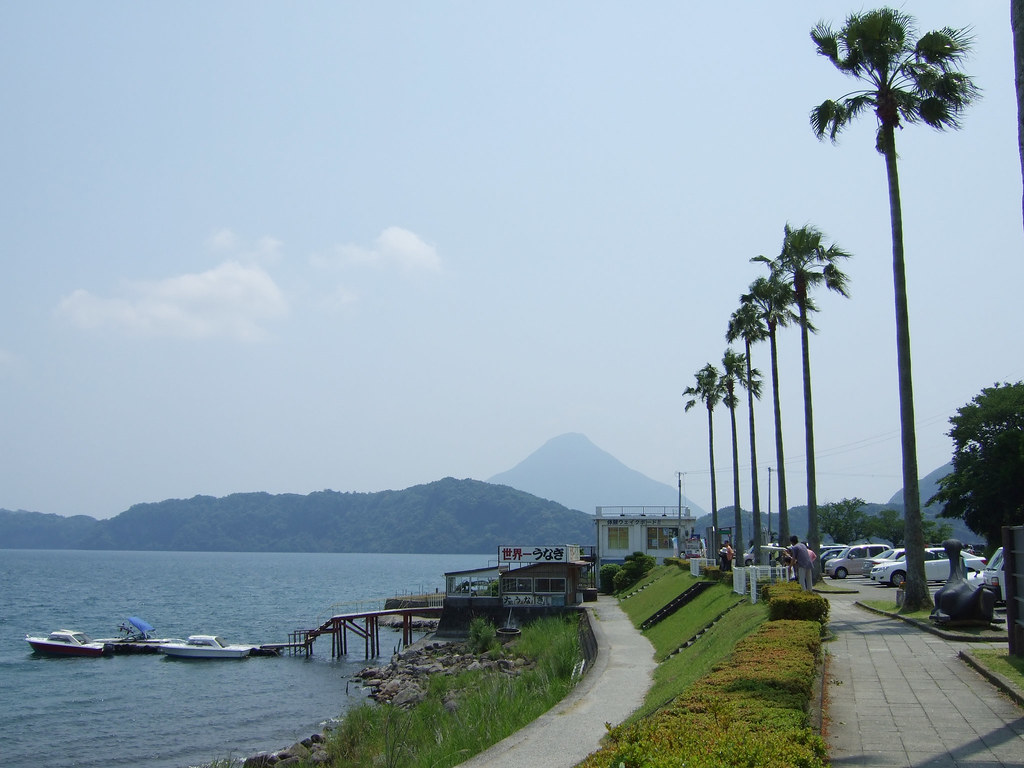 周囲約15kmの広大な面積を誇る鹿児島の池田湖