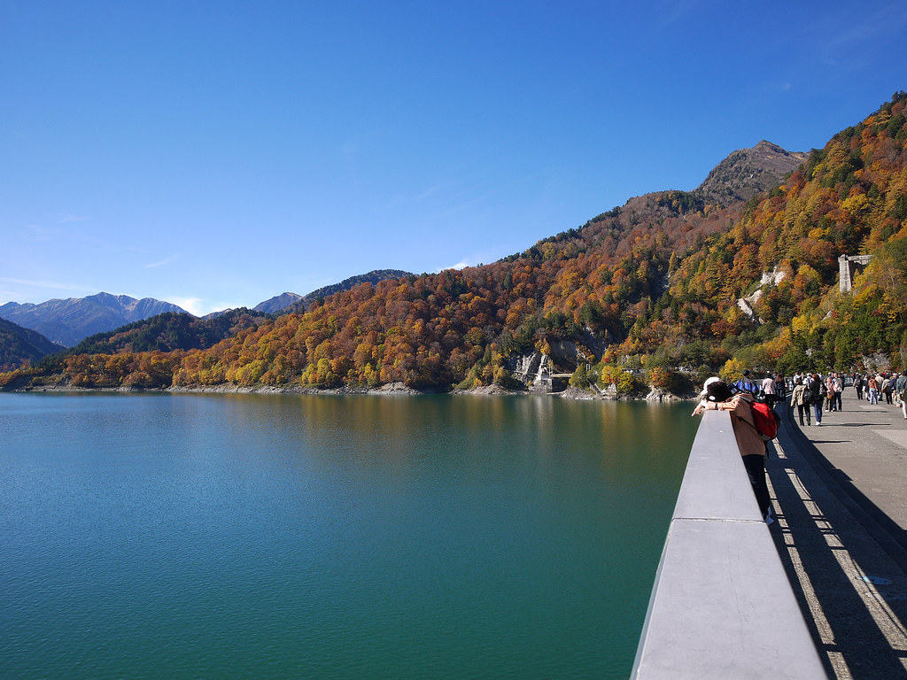 紅葉の季節の黒部ダム　富山県