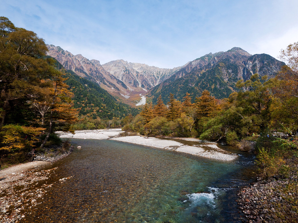 河童橋からは穂高連峰の雄大な姿も望めます