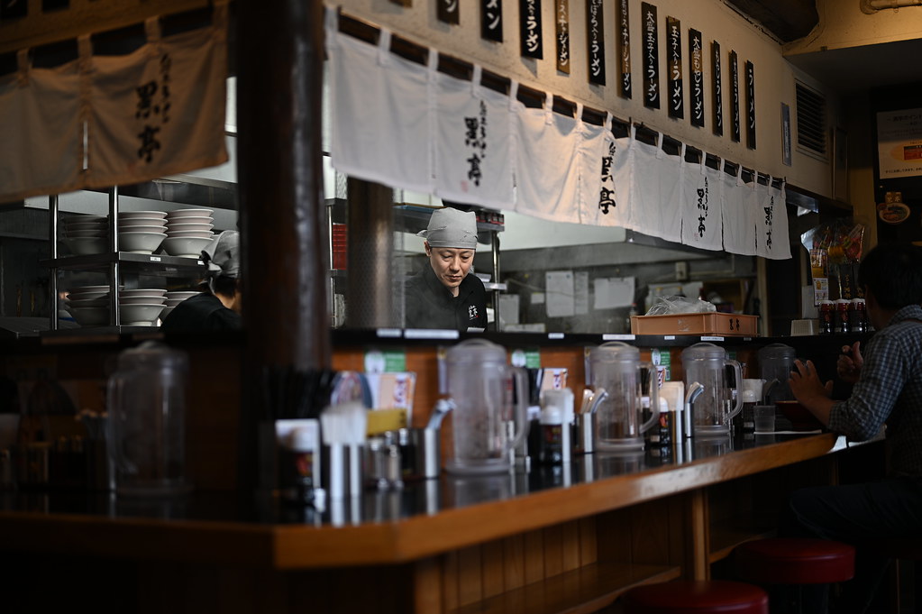 熊本観光におすすめのラーメン店黒亭の厨房