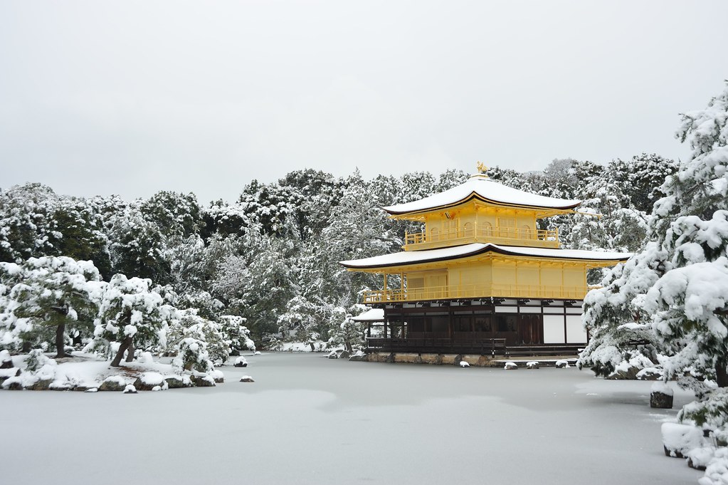 雪化粧の金閣寺
