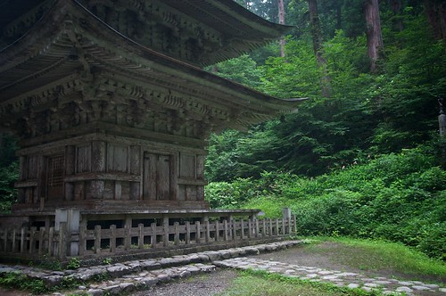 歴史的な建造物の羽黒山五重塔は人々を魅了する