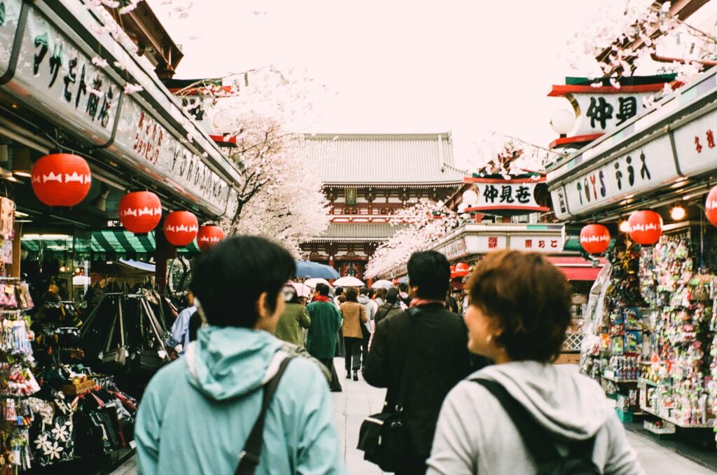 たくさんのお店が並ぶ浅草浅草寺の仲見世通り