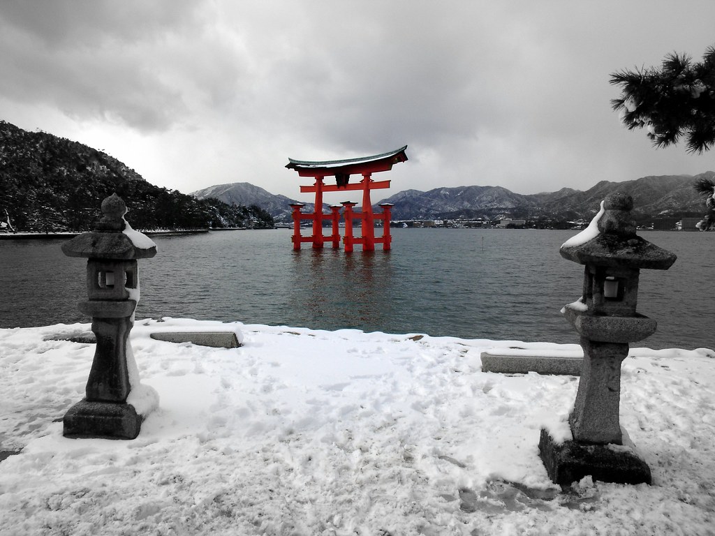 冬の広島観光スポット・厳島神社