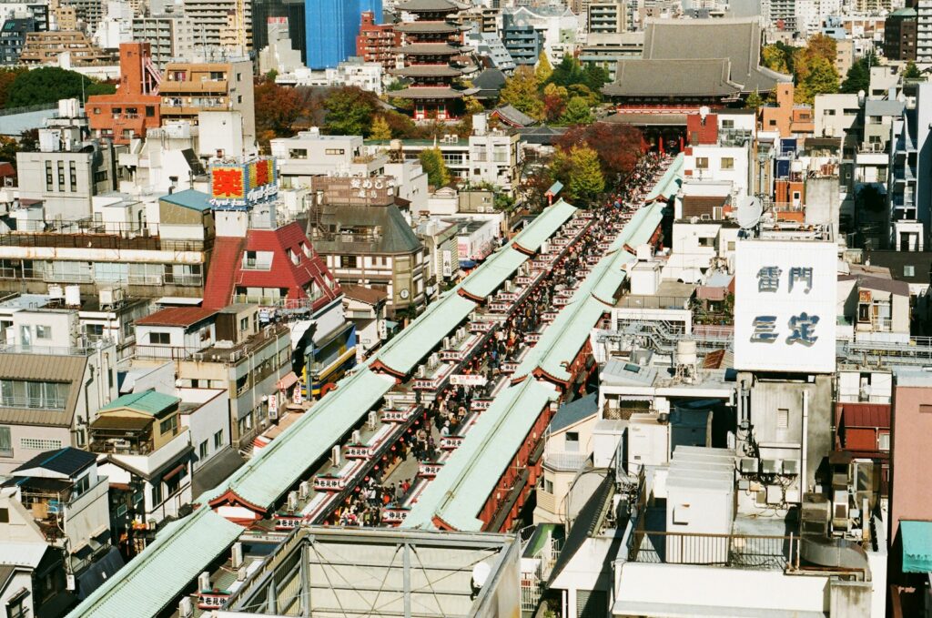 東京浅草浅草寺の仲見世通りの上空からの眺め