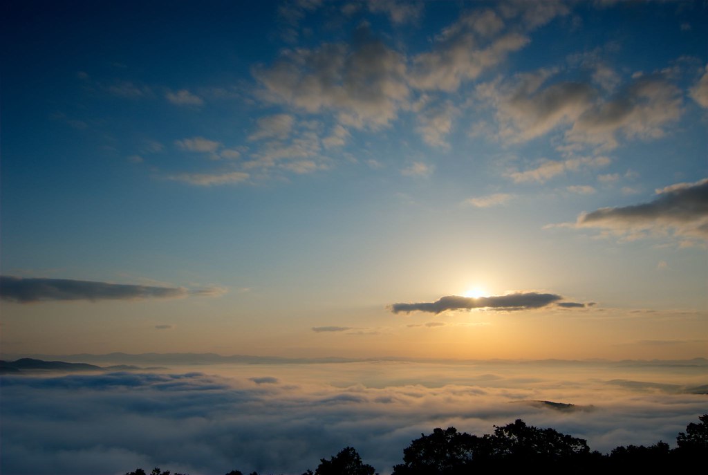 高谷山展望台の朝焼けと雲海