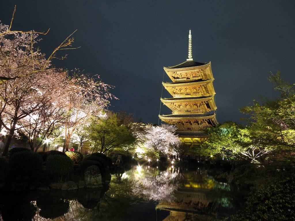 ライトアップされた東寺五重塔