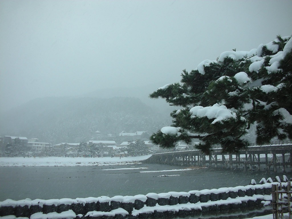 冬の嵐山と雪の積もった渡月橋