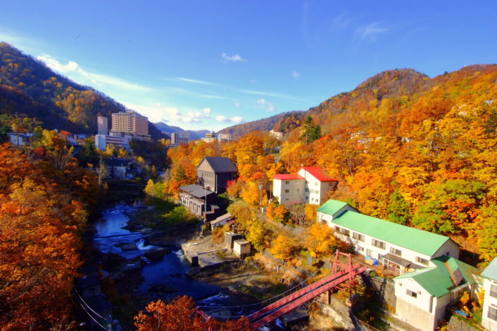 紅葉に染まった定山渓温泉