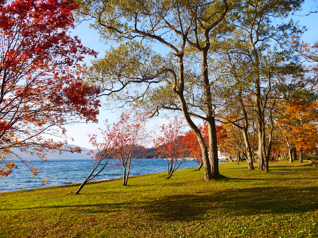 紅葉の時期にの青森県十和田湖