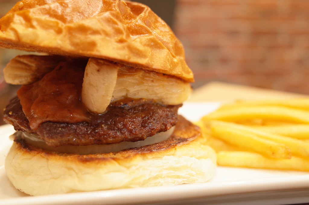 スイス観光でいただくジビエ　鹿肉バーガー