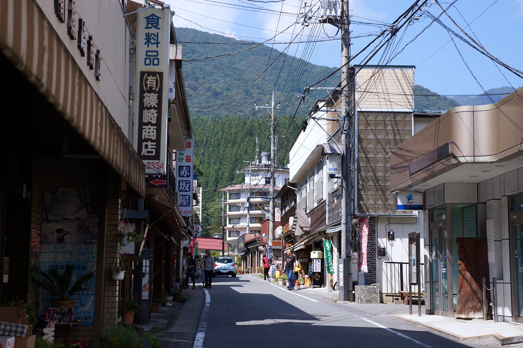 商店の並ぶ四万温泉の温泉街の街並み