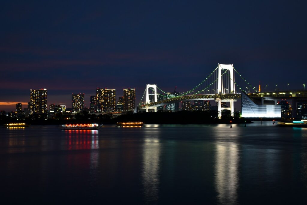 東京湾のレインボーブリッジのライトアップ