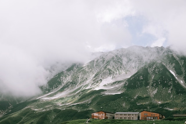 霧深い冬の立山黒部の山