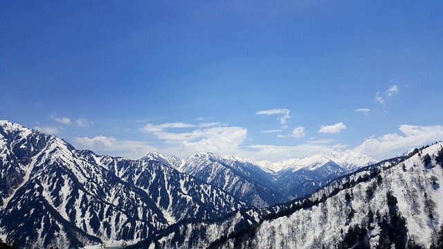 黒部ダムの山の雪景色