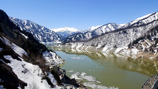 雪の時期の立山黒部の貯水池