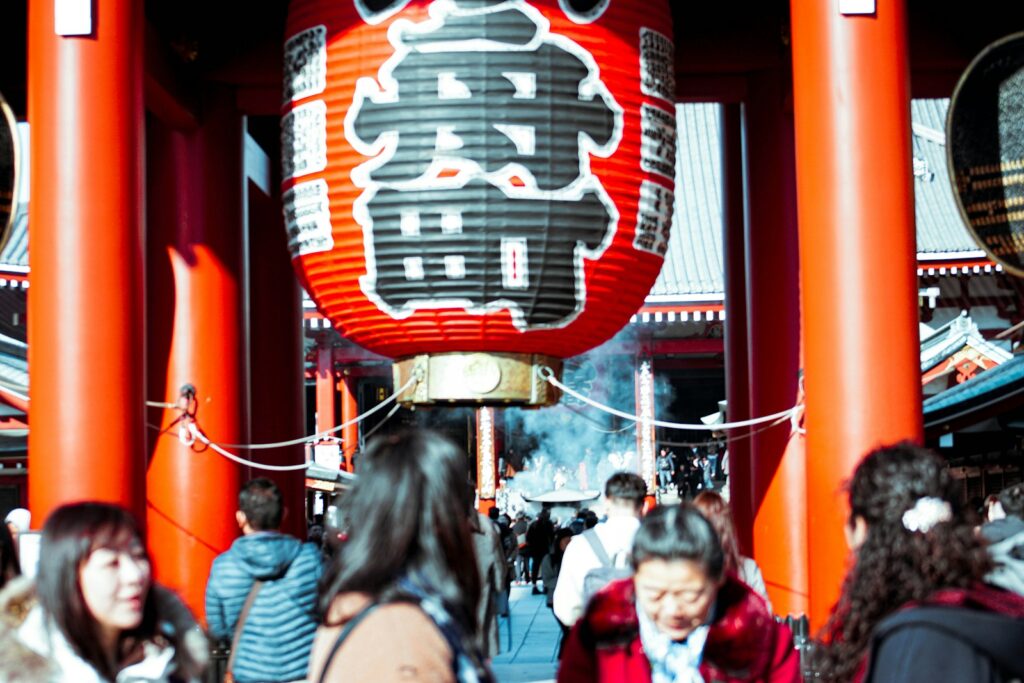 たくさんの人でごった返す浅草寺