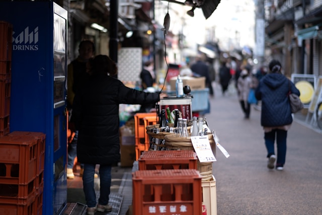 東京谷中の通りのお店と人々