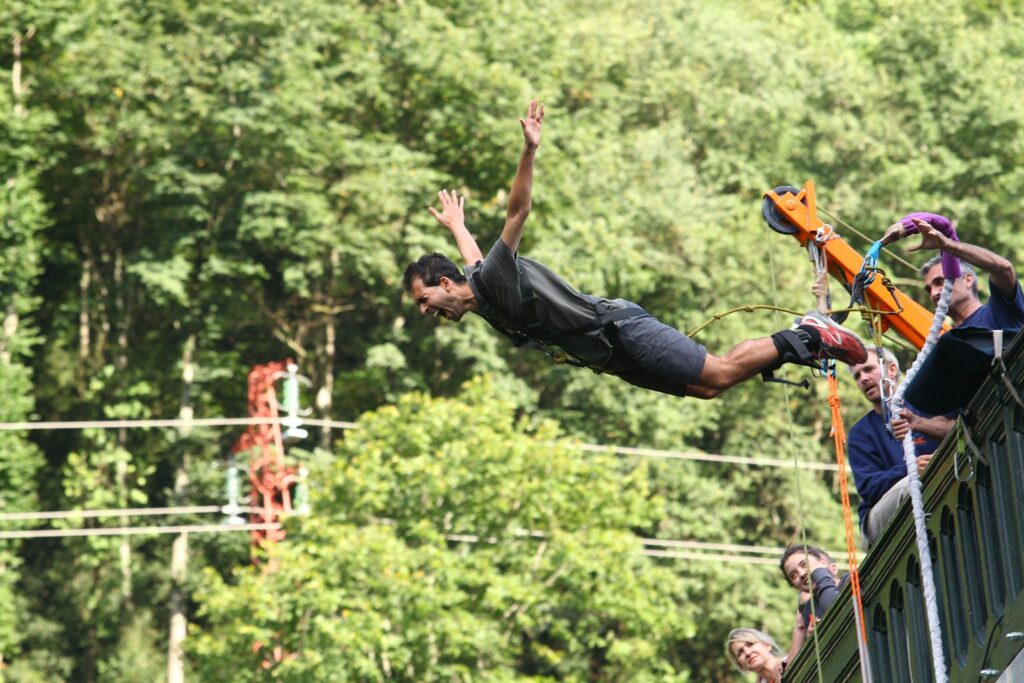 バンジージャンプに挑戦する男性