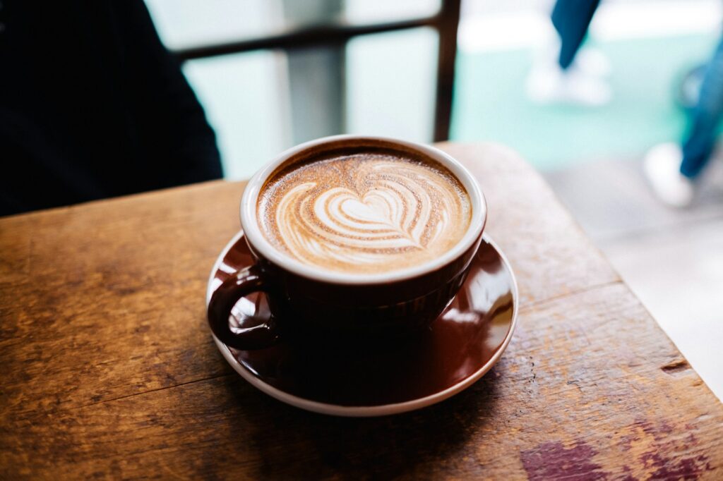 カフェでコーヒーとくつろぐひととき