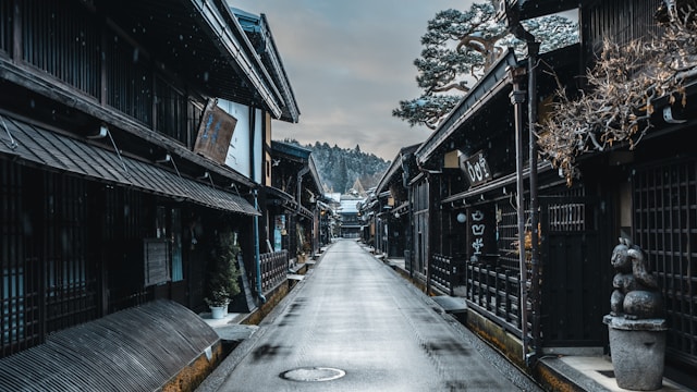 岐阜高山の古い街並みに雪が降る