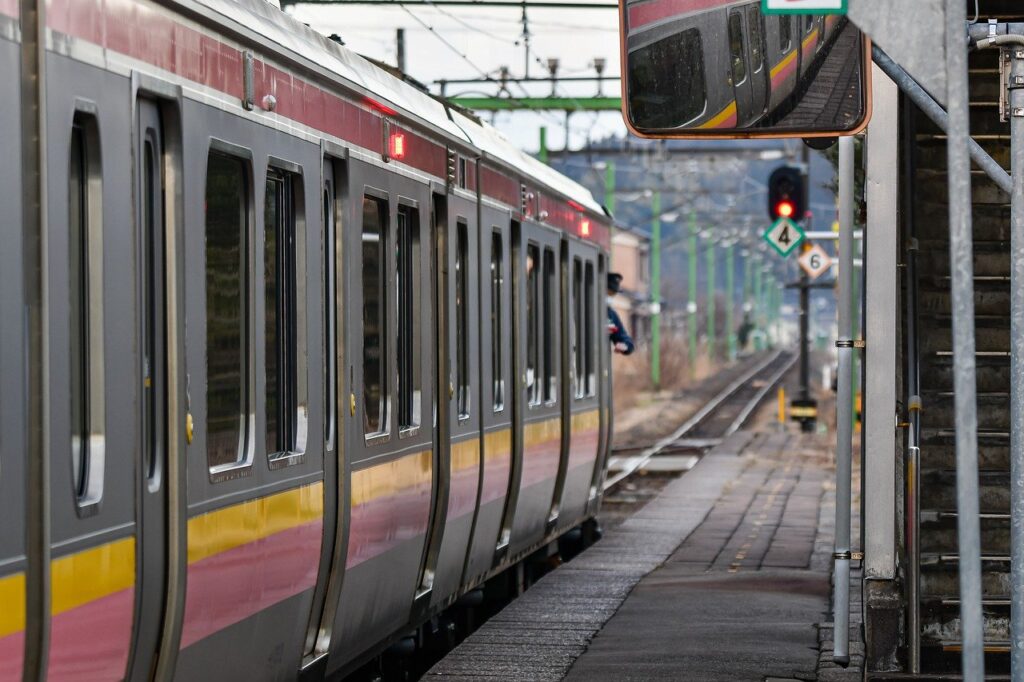 ホームに止まる電車のイメージ