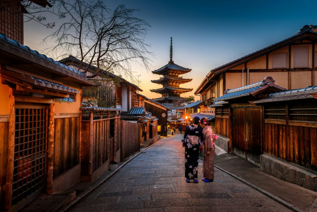 京都の町並みと着物の女性