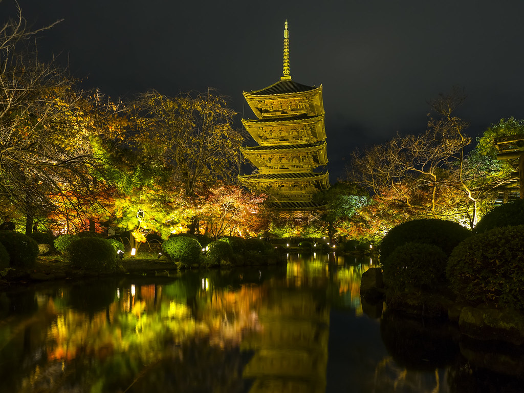 ライトアップされた夜の東寺・五重塔